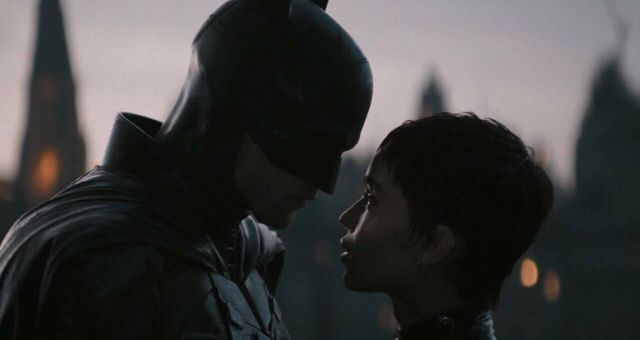 Pattinson y Zoë Kravitz, en 'The Batman'. (Warner)
