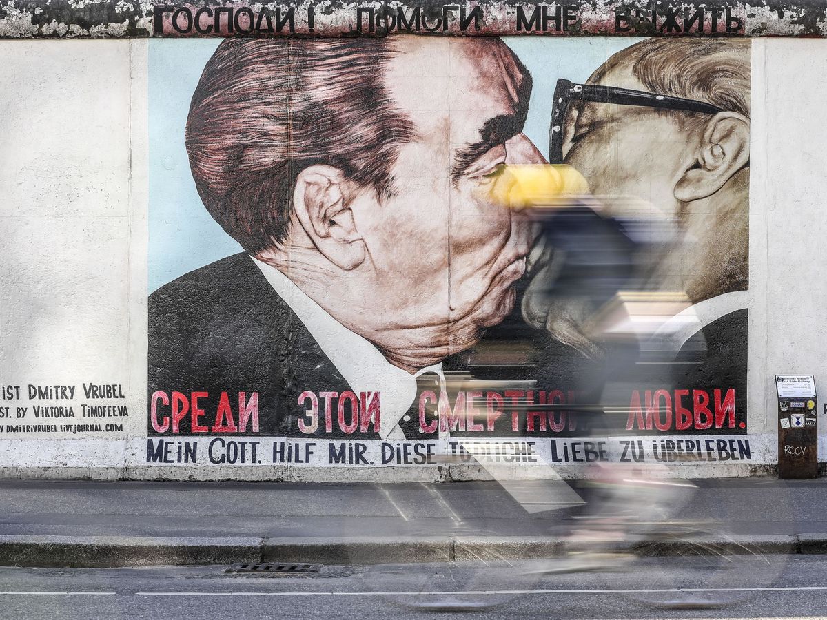 Foto: Un ciclista pasa delante del Muro de Berlín (EFE)
