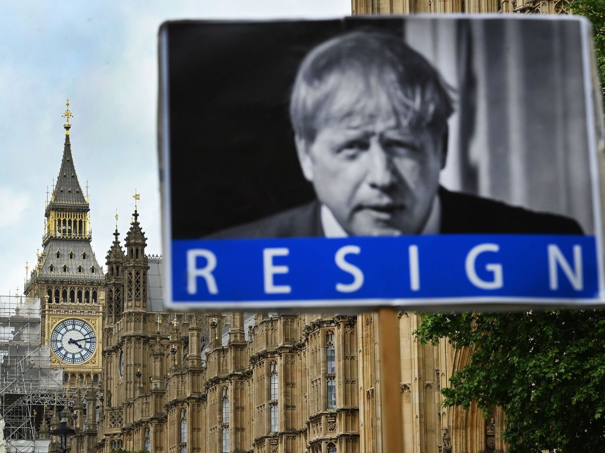 Foto: Cartel contra el primer ministro Boris Johnson. (EFE/Andy Rain)