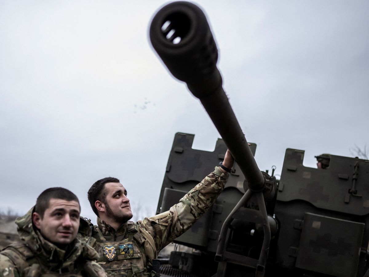 Foto: Soldados ucranianos, en el frente de Bajmut. (Reuters/Viacheslav Ratynskyi)