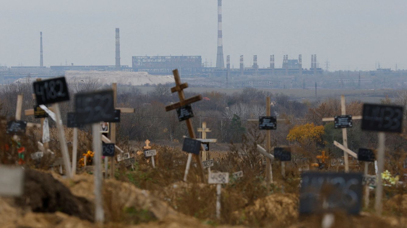 Foto: Vista de las tumbas de un cementerio, con la fábrica de hierro y acero Illich al fondo. (Reuters/Alexander Ermochenko)
