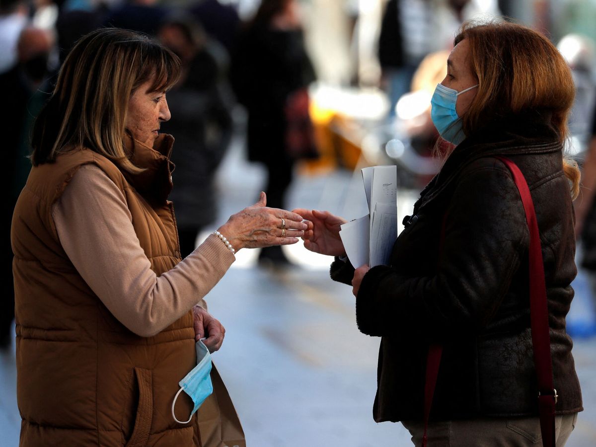 Foto: Una mujer habla con otra sin mascarilla en una calle de Ronda. (Reuters/Jon Nazca)