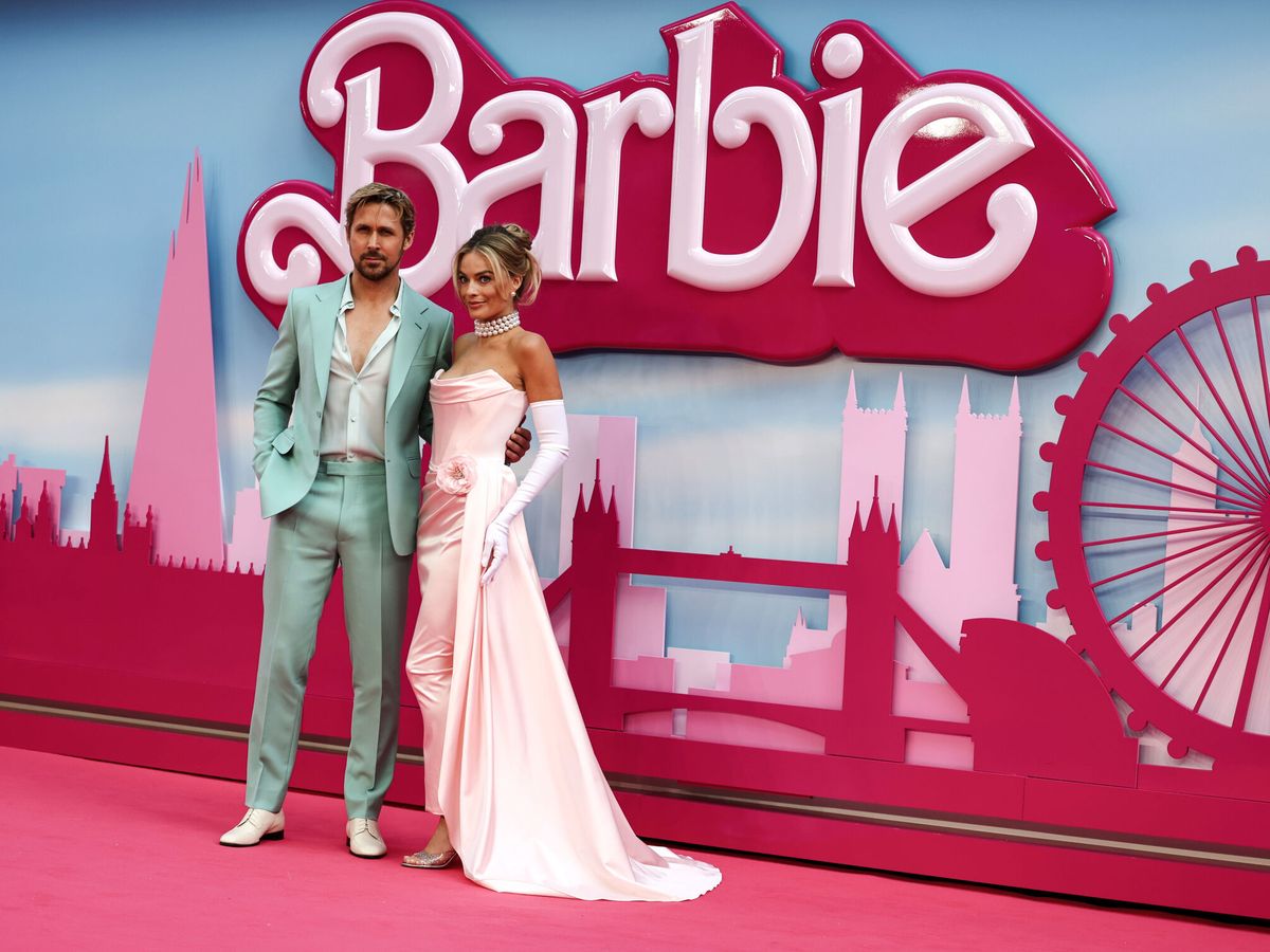 Foto: Los protagonistas de 'Barbie', Margot Robbie y Ryan Gosling. (EFE/Andy Rain)