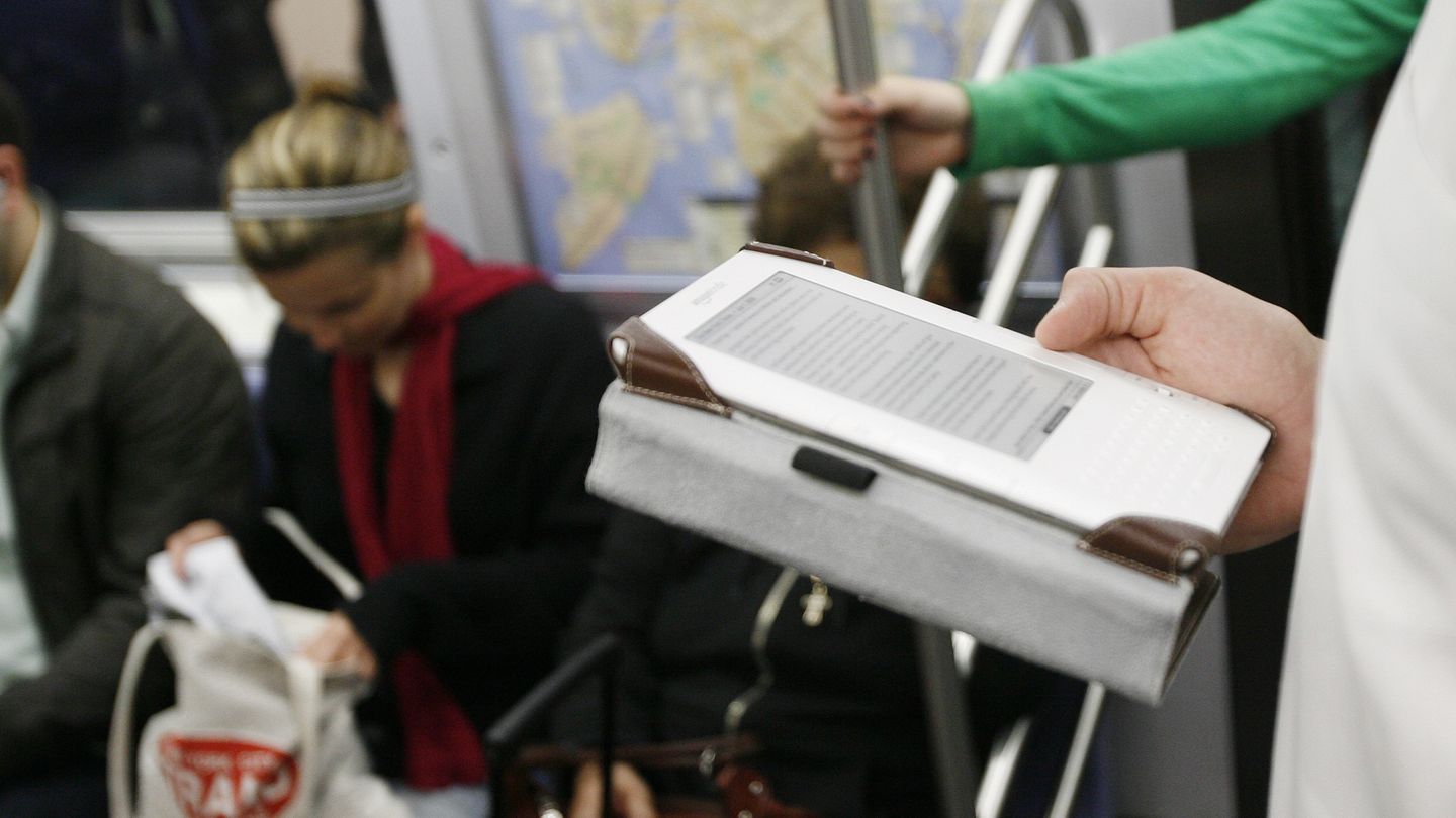 Un usuario lee un libro electrónico en el metro. (Reuters)