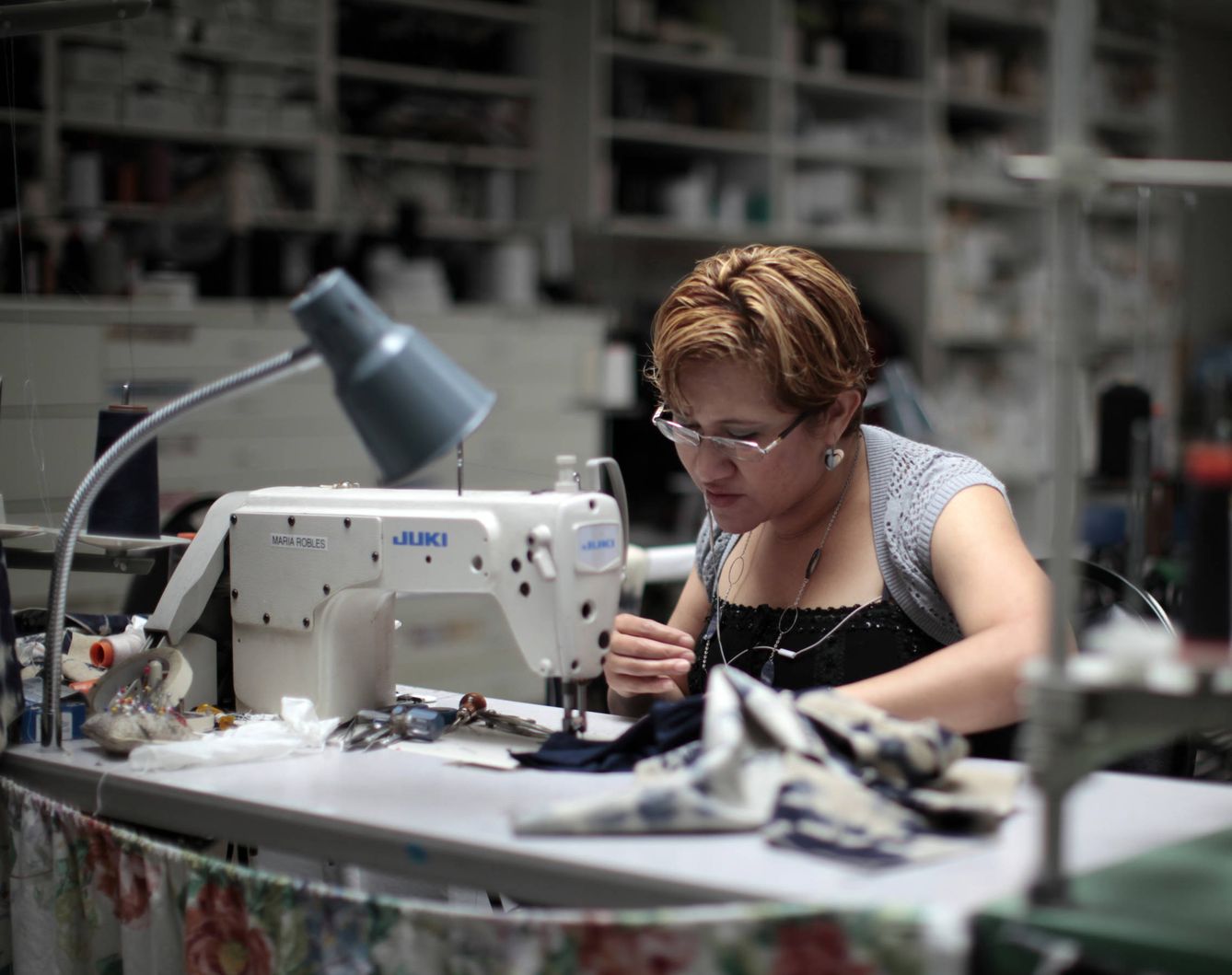 Maria Robles cose ropa en la compañía Karen Kane, en Los Ángeles, California. (Reuters)