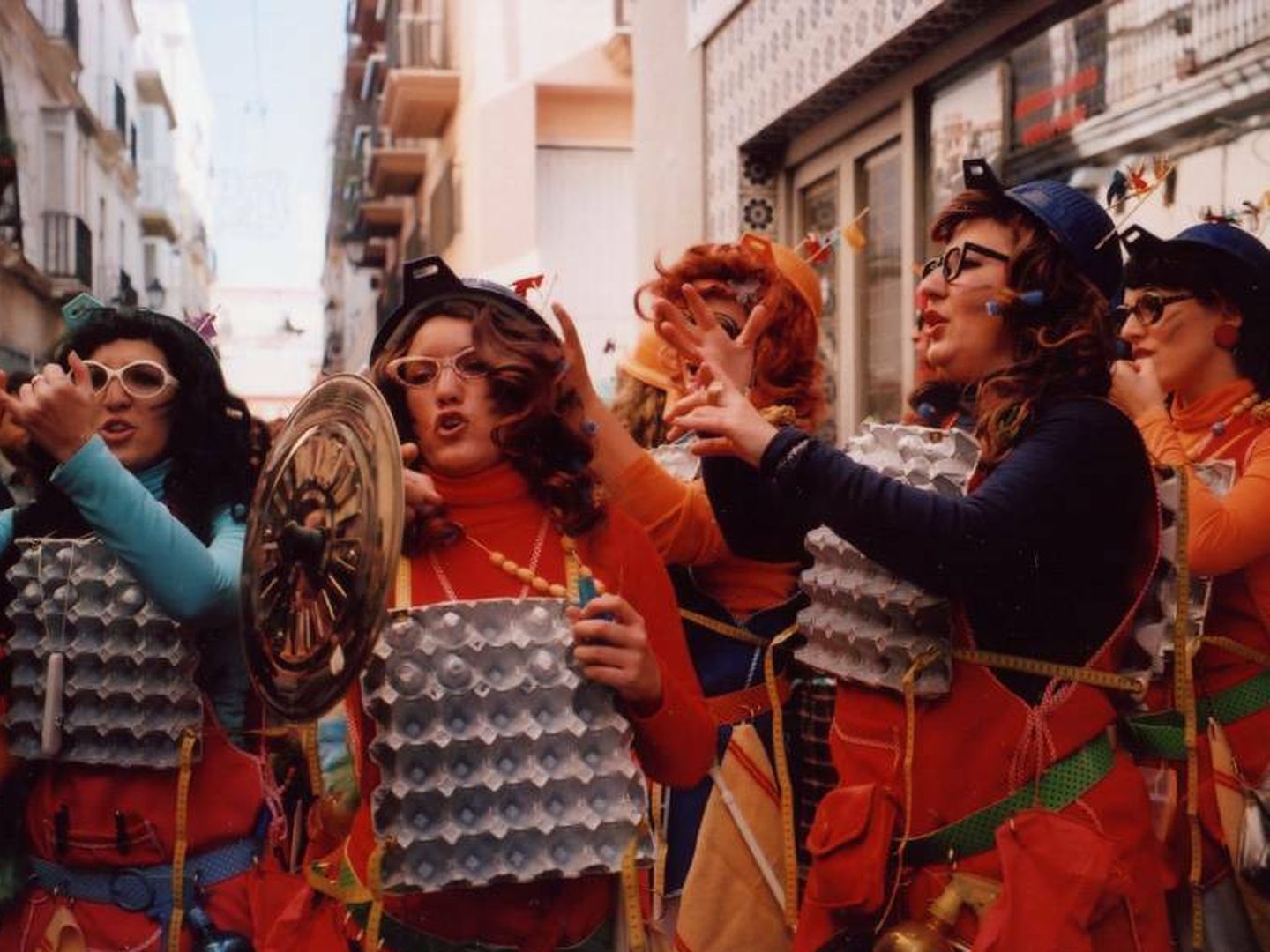 Una chirigota femenina en el Carnaval callejero. (Historia general del Carnaval de Cádiz)