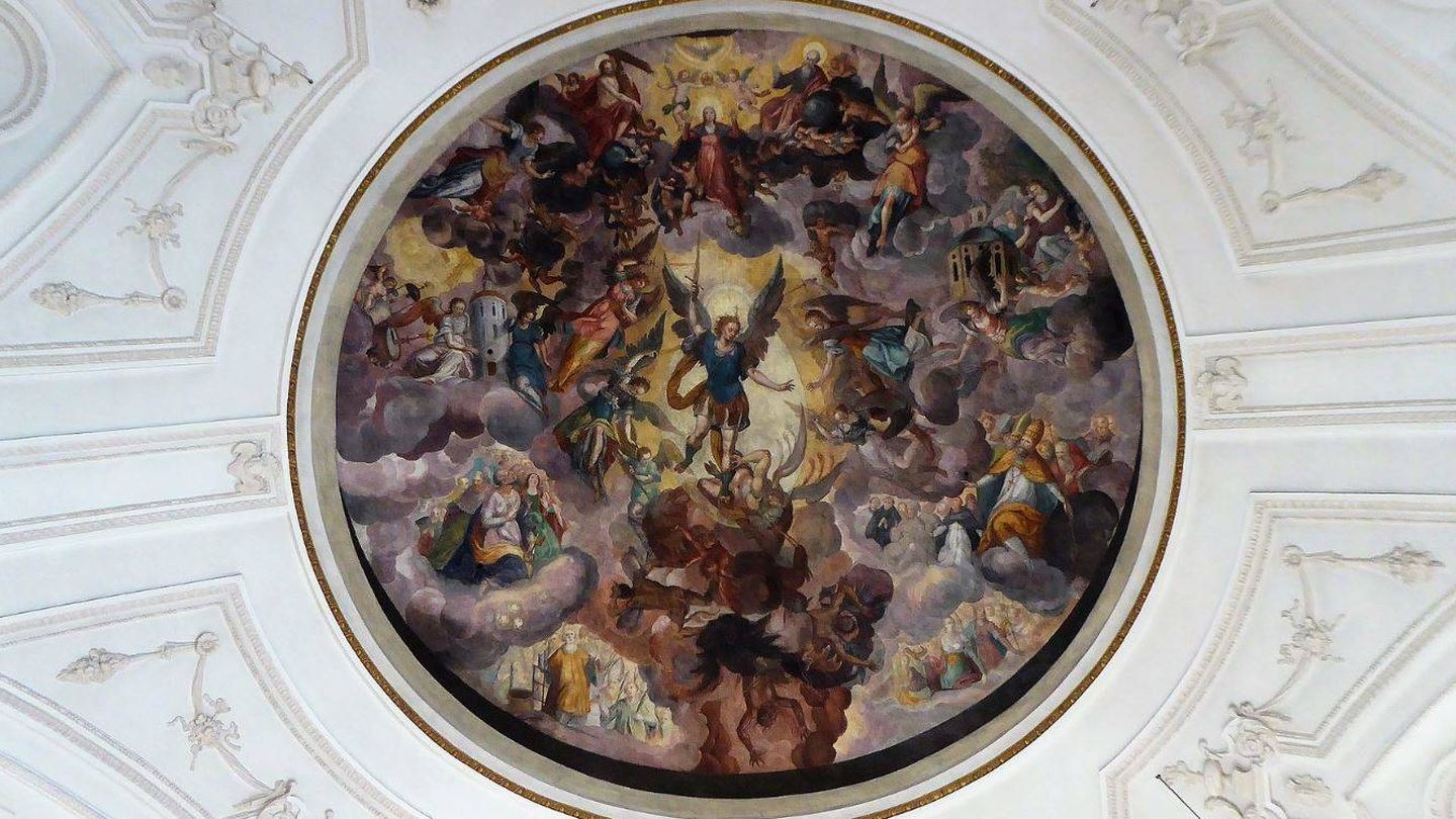 Fresco en el techo en la iglesia central de Weilheim que representa el descenso de Lucifer al infierno logrado por el Arcángel Miguel