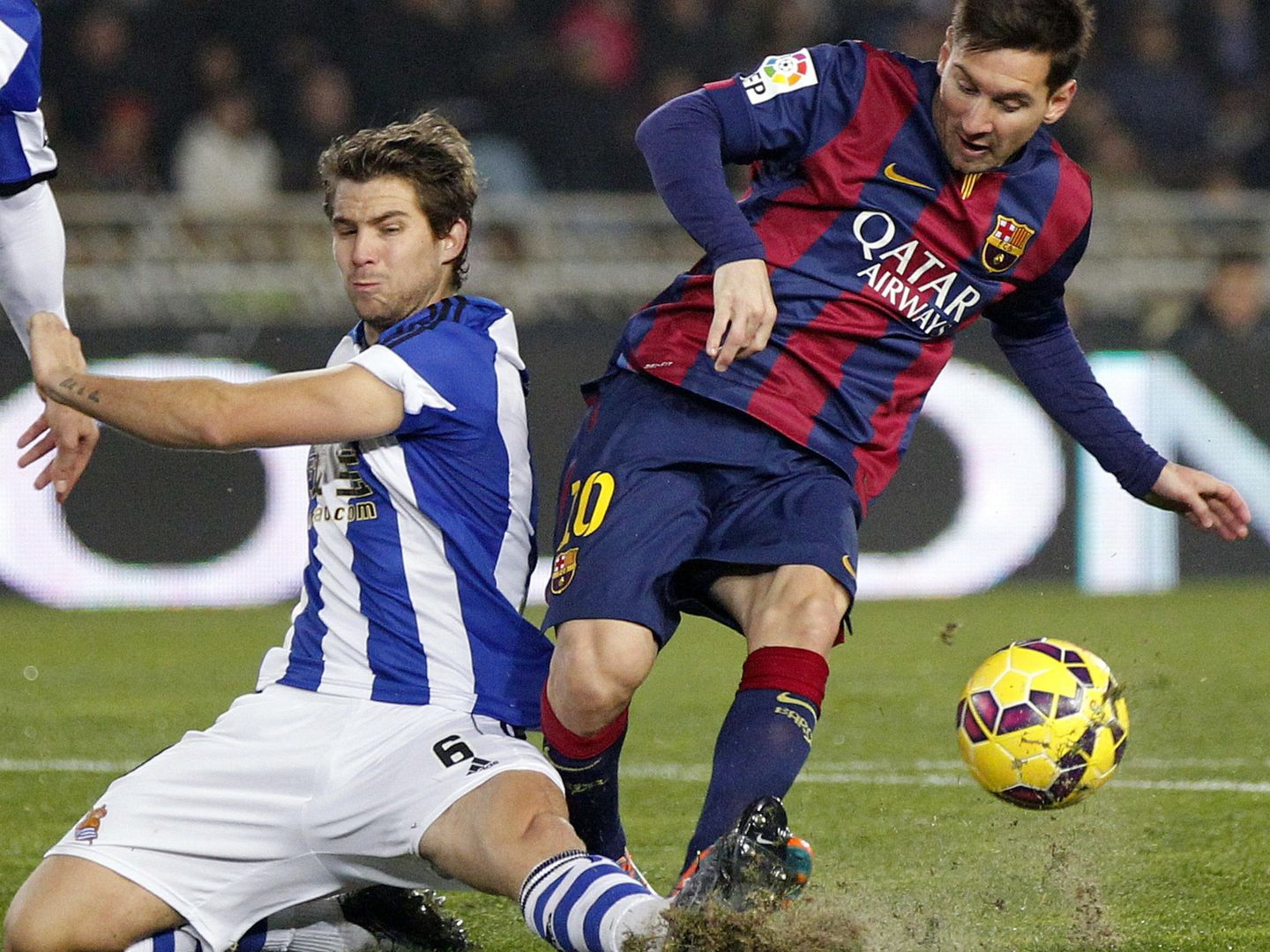 Iñigo Martínez pugna por el balón con  Messi, quien vetó su fichaje por el Barça.(EFE)
