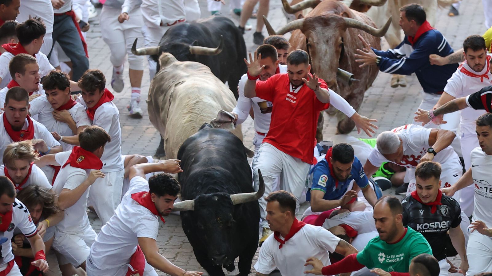 Así ha sido el primer encierro de San Fermín 2026, en vídeo: muchas caídas y cuatro heridos en 2 minutos y 16 segundos de tiempo