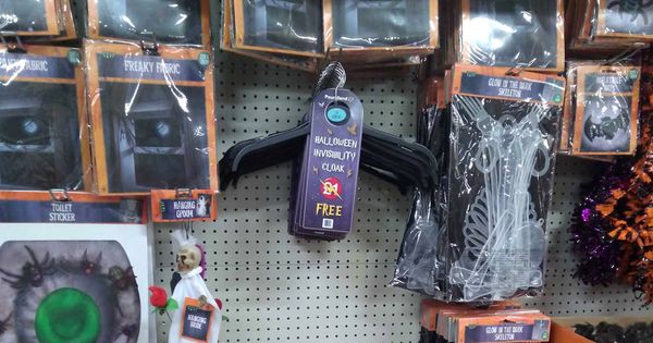 Foto: La capa de invisibilidad para Halloween se vende completamente gratis este año (Foto: Twitter/Poundland)