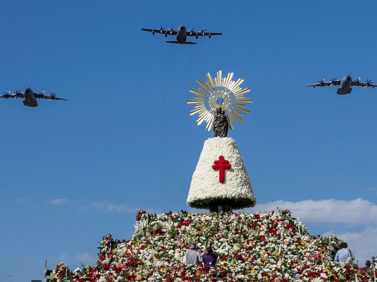 Foto: Aviones del Ejército del Aire sobrevuelan la Ofrenda a la Virgen del Pilar en Zaragoza (EFE)