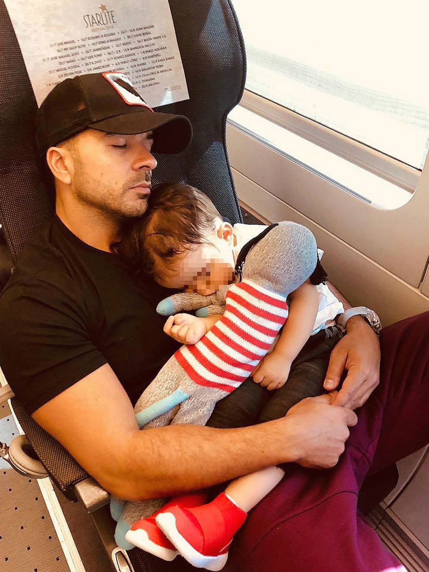 El cantante Luis Fonsi, en su trayecto hacia Málaga con su hijo pequeño Rocco.