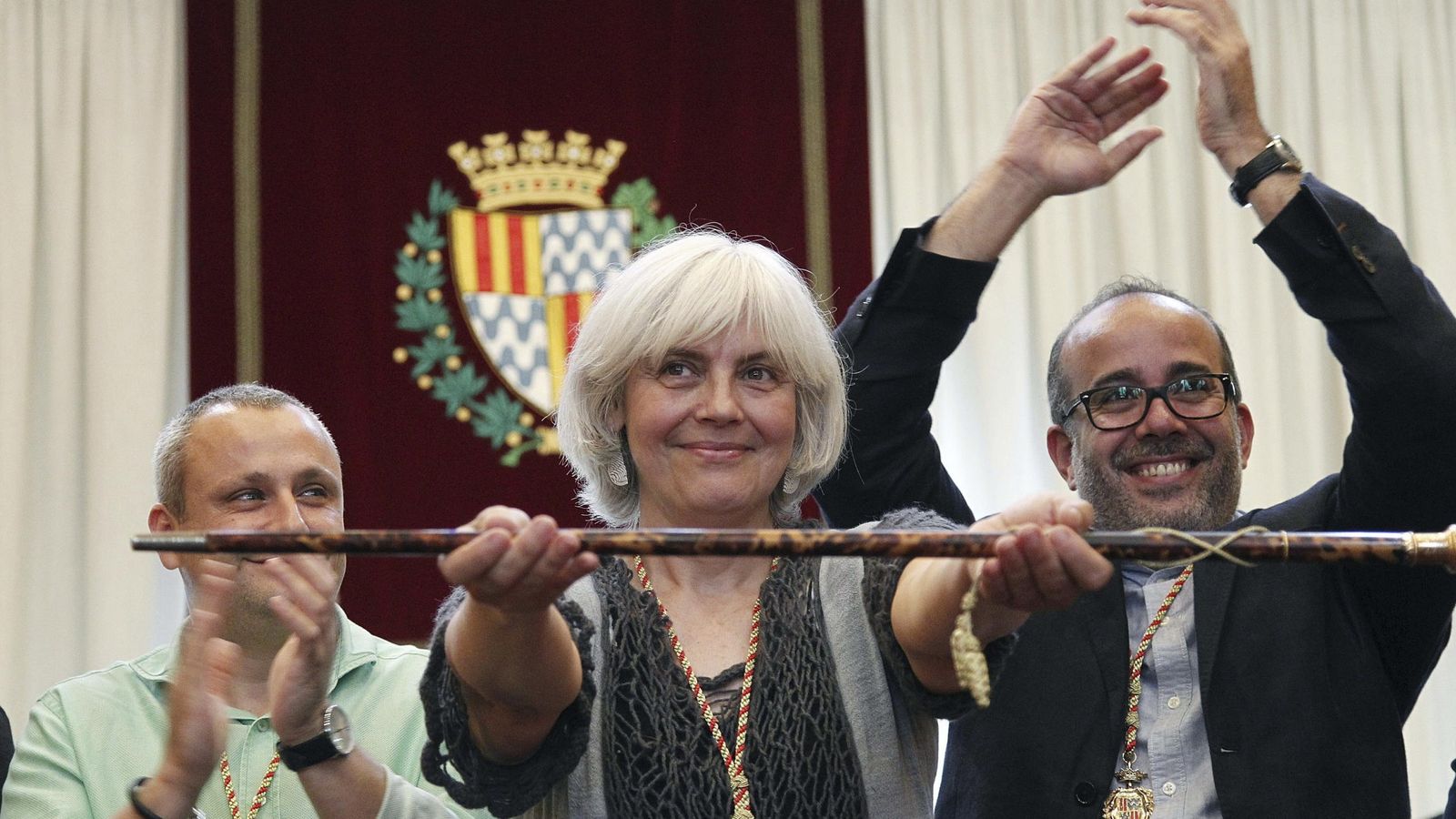 Foto: Dolors Sabater, de Guanyem Badalona en Comúú (CUP y Podemos), posa con el bastón de mando tras ser investida alcaldesa de Badalona. (Efe)