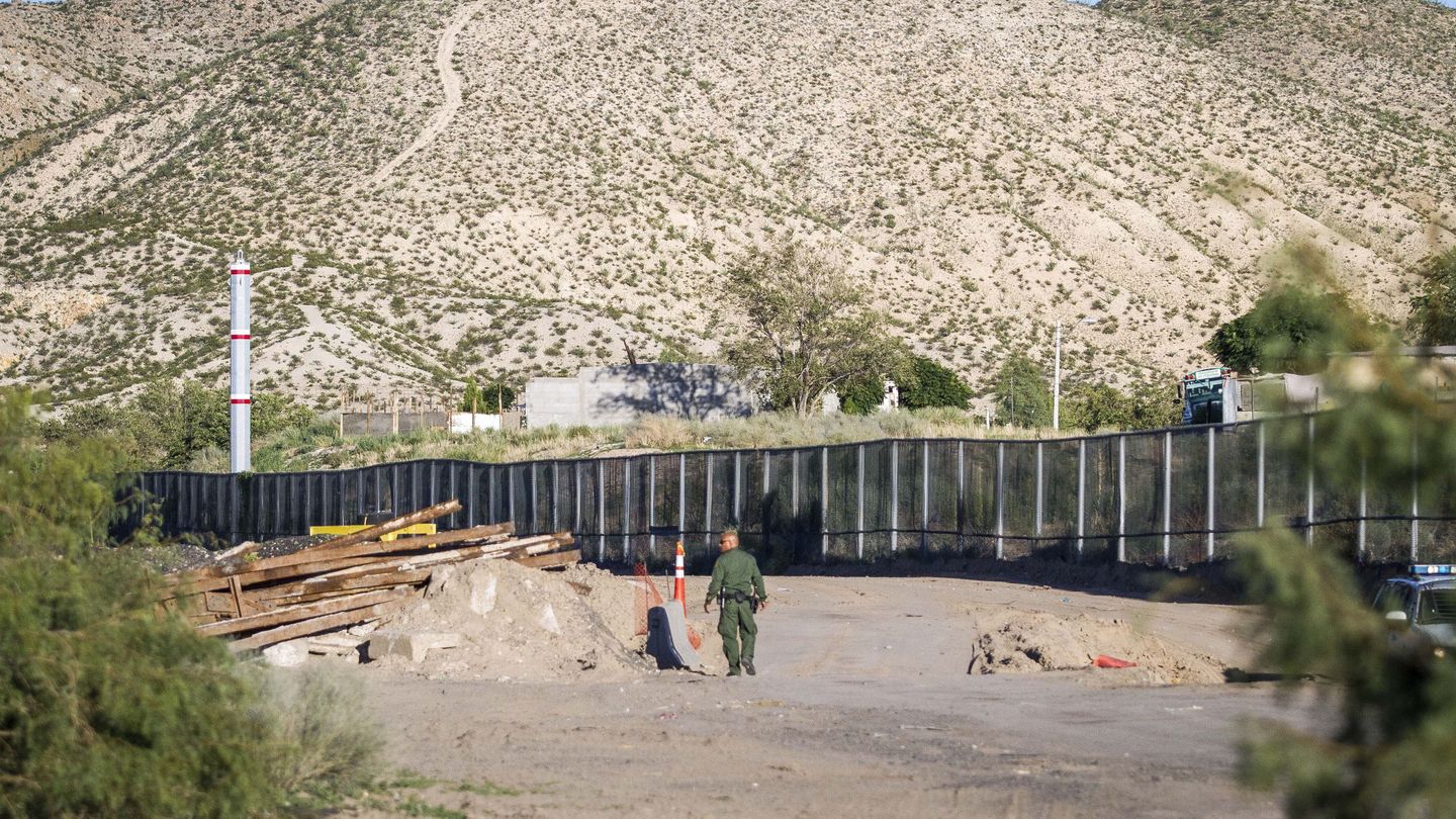 Fragmento de un muro de acero de la localidad de Sunland Park, en Nuevo México (México), en la frontera con Estados Unidos. (EFE)