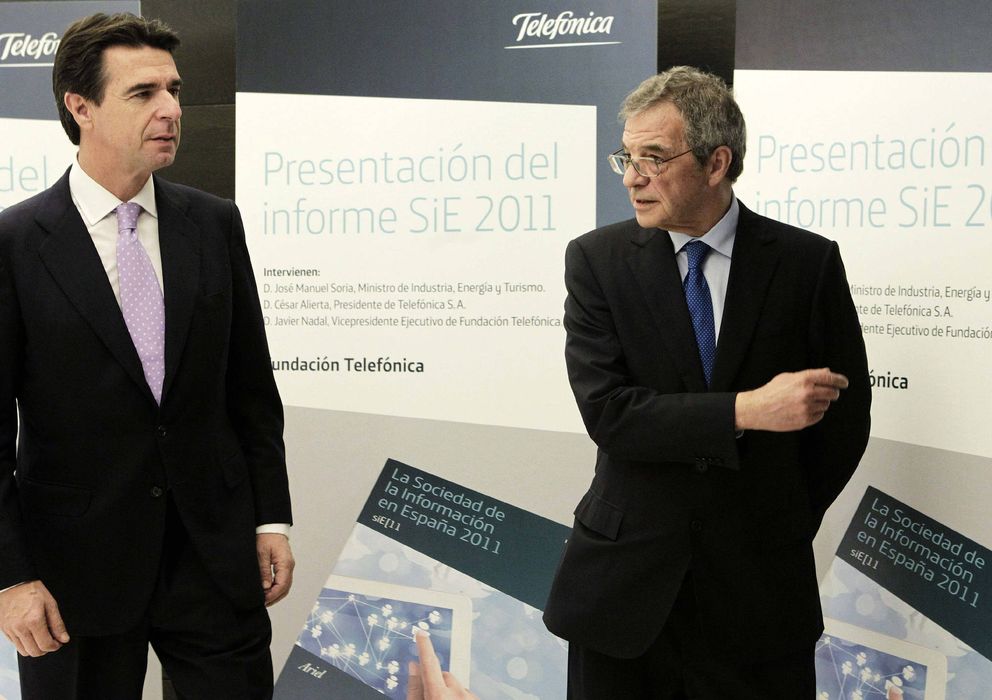 Foto: Fotografía de archivo del ministro de Industria, Comercio y Turismo, José Manuel Soria (i), y el presidente de Telefónica, César Alierta. (EFE)