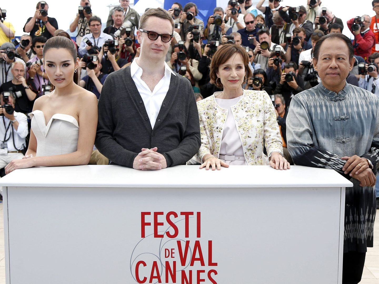 El director danés Nicolas Winding Refn, segundo por la derecha, en Cannes 2013. (Efe)