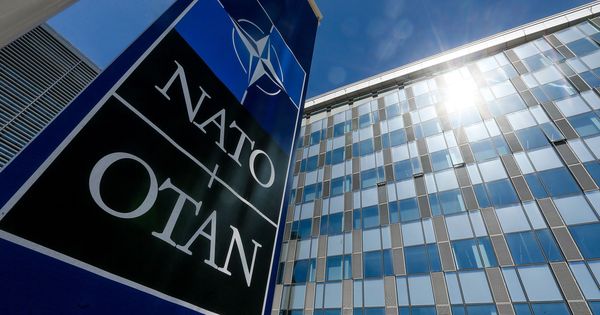 Foto: Un cartel con el logotipo de la OTAN delante de su sede en Bruselas. (EFE)