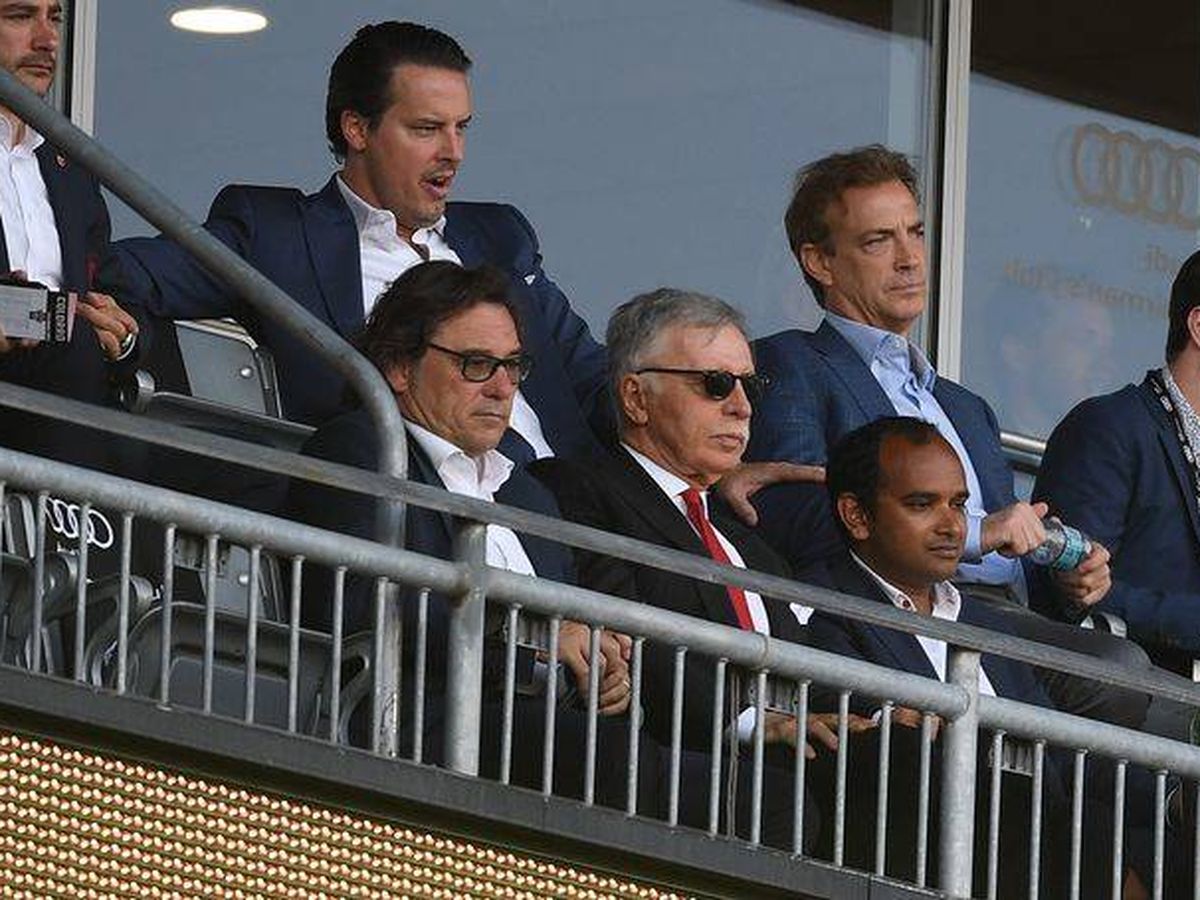 Foto: Raül Sanllehí, sentado a la derecha de Stan Kroenke, propietario del Arsenal FC, durante un partido. (Foto Arsenal FC)