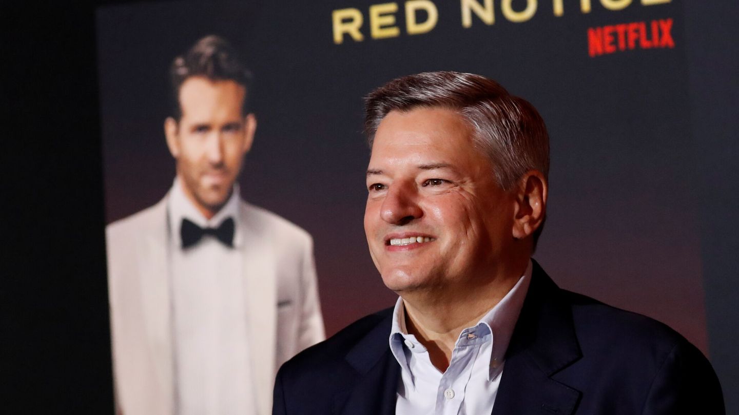 Ted Sarandos, el 3 de noviembre, en el estreno de 'Alerta roja', una de las películas más vistas de la historia en la plataforma. (Reuters/Mario Anzuoni)