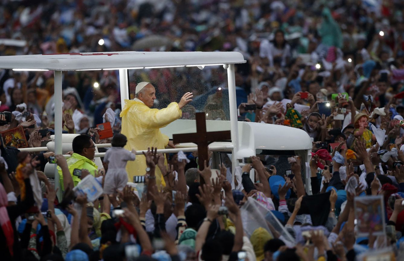 Foto: El Papa Francisco saluda a la multitud durante su reciente visita a Manila (Reuters).