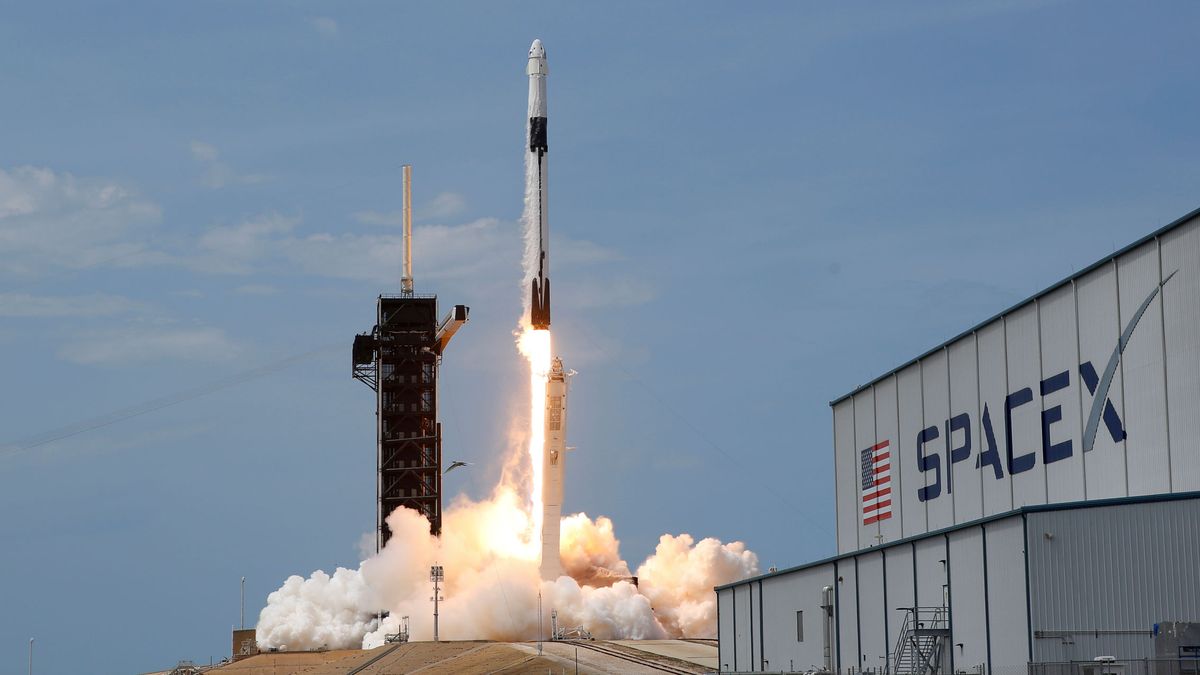 Cómo Elon Musk y Jeff Bezos juegan a ser la nueva NASA: el espacio es cosa de magnates