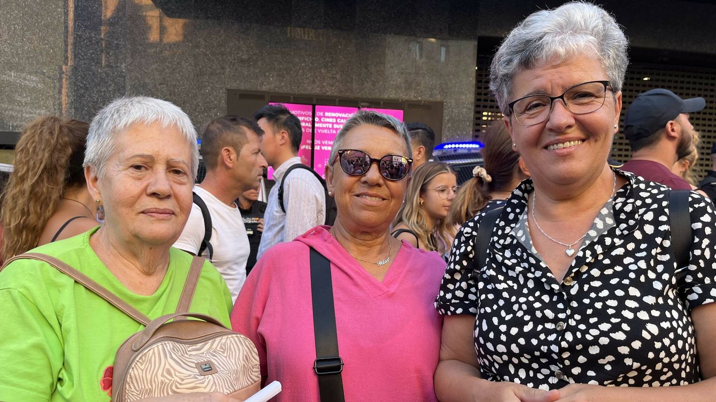 Pilar, de 72 años, junto a sus amigas Fuensanta y Almudena, en la manifestación. (A.F.)