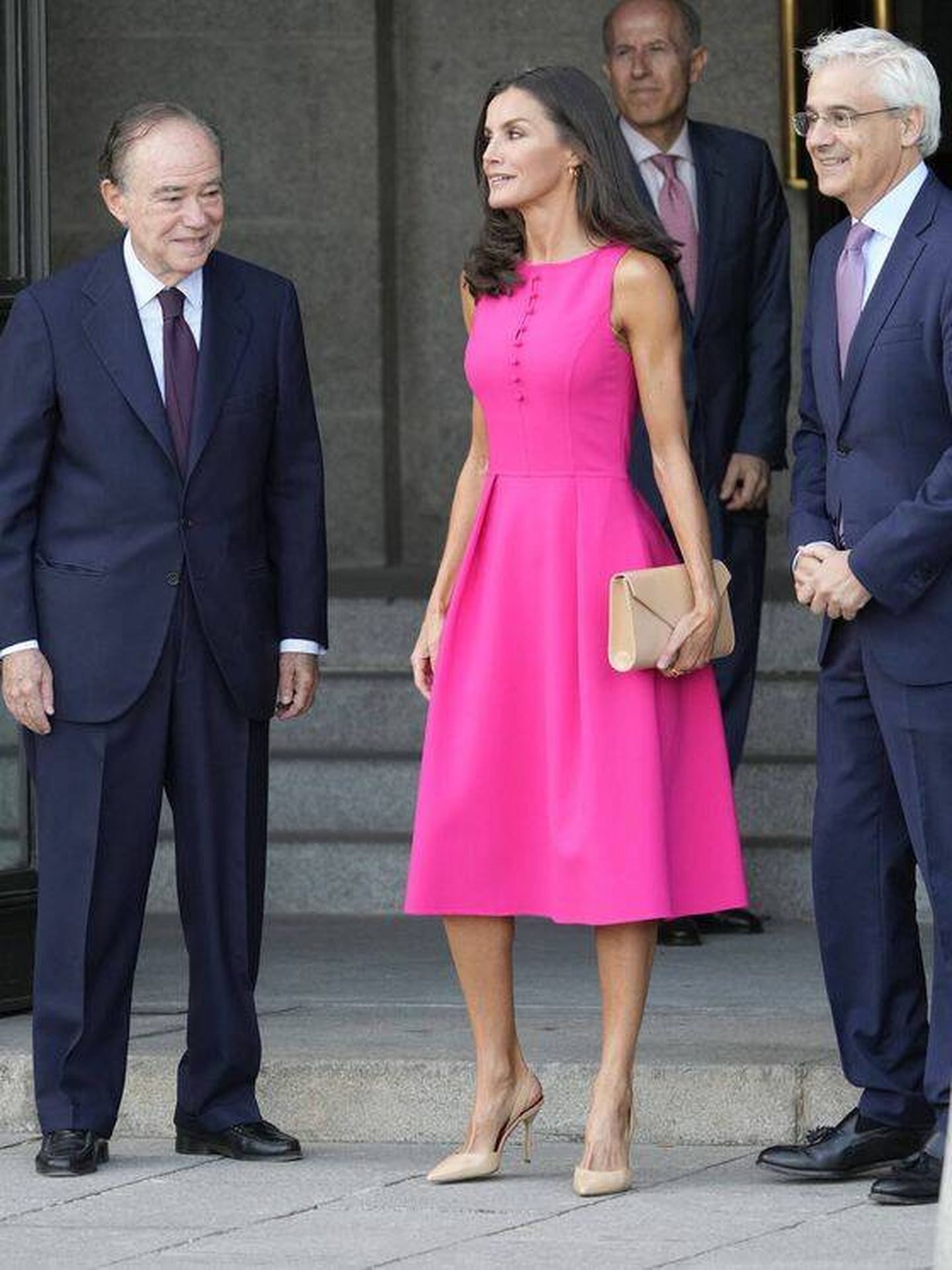 La reina Letizia con vestido rosa fucsia en el Teatro Real. (Limited Pictures)