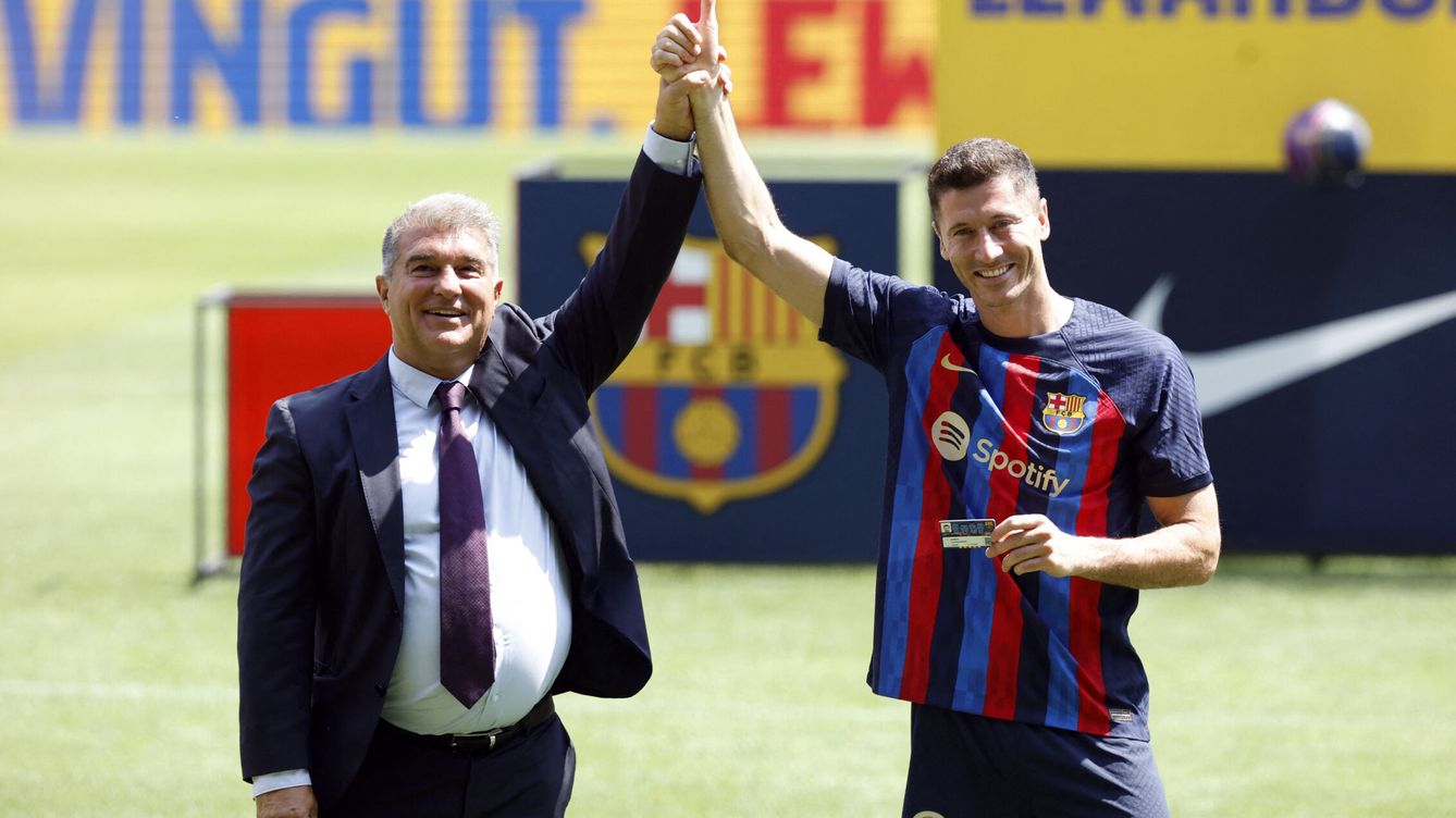 Foto: Laporta y Lewandowki en la presentación del jugador. (Reuters)