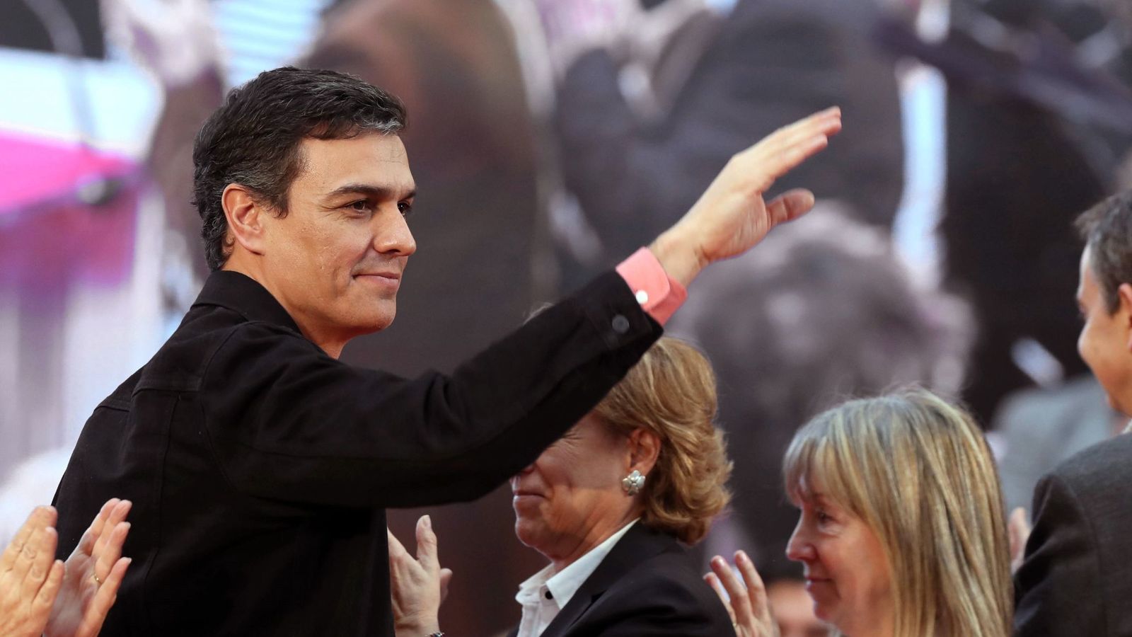 Foto: Pedro Sánchez, saludando en el congreso sobre Buen Gobierno celebrado por el PSOE. (EFE)