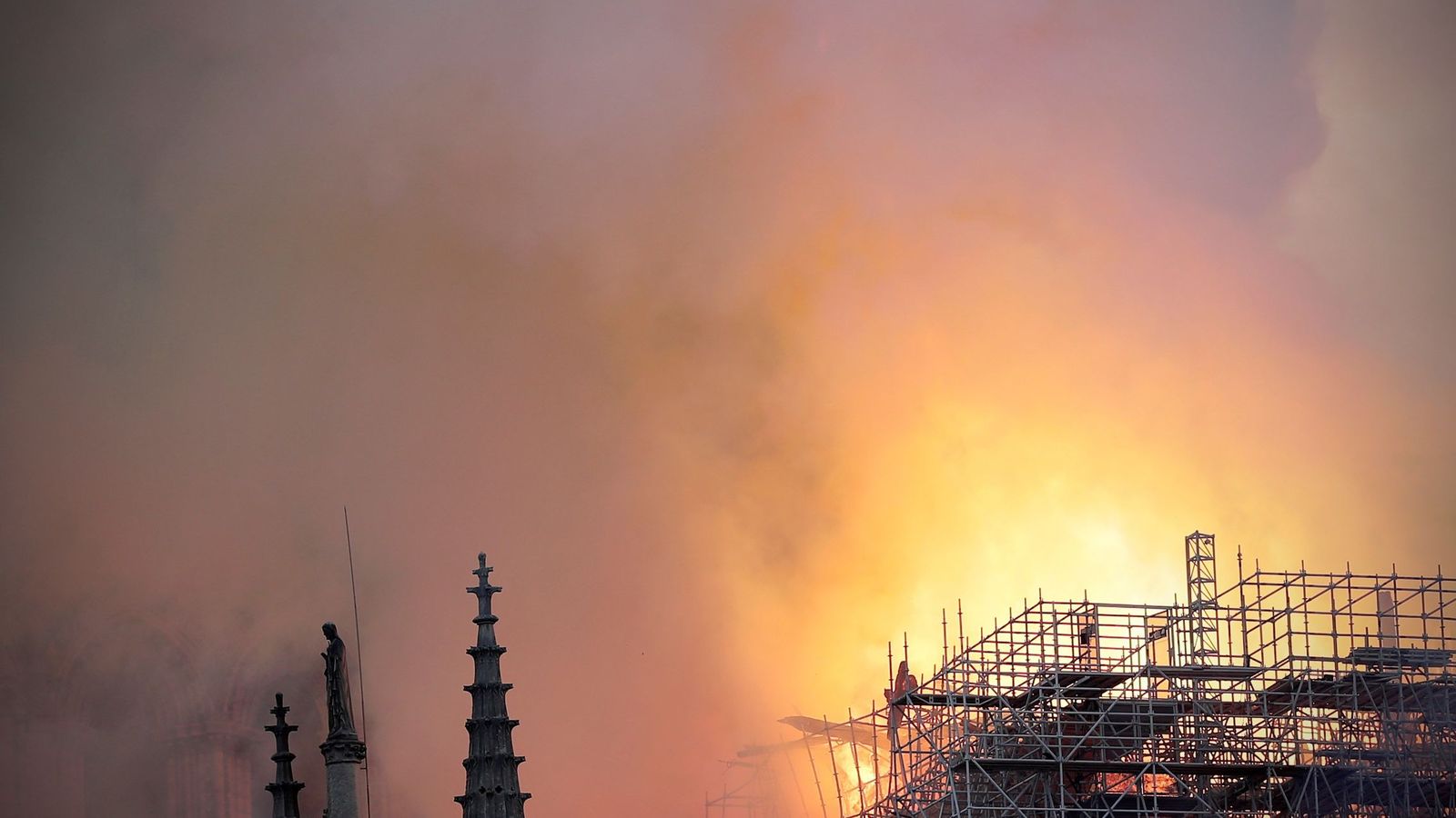 Foto: Incendio en la catedral de Notre-Dame de París. (EPA)