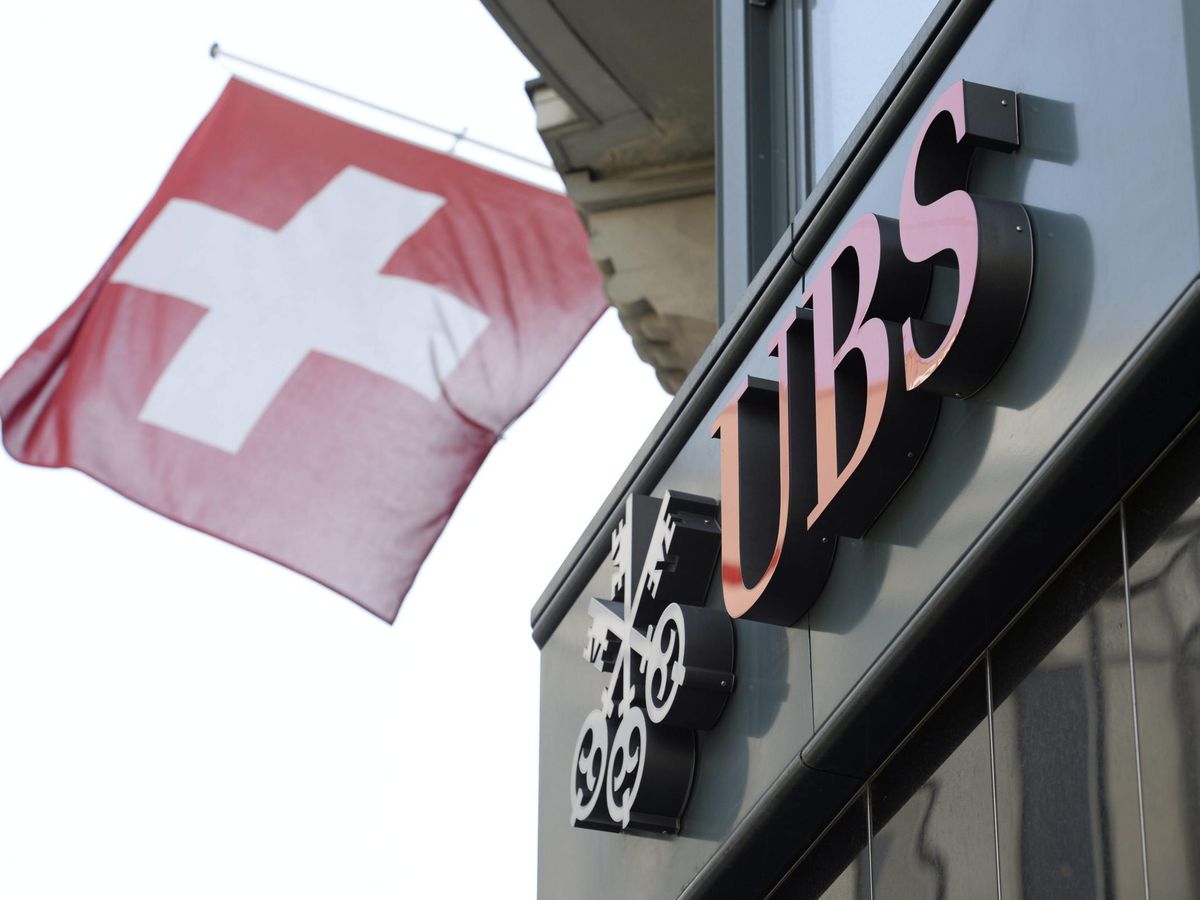 Foto: Bandera suiza junto al logo UBS en Zúrich (Suiza). (EFE/Steffen Schmidt)