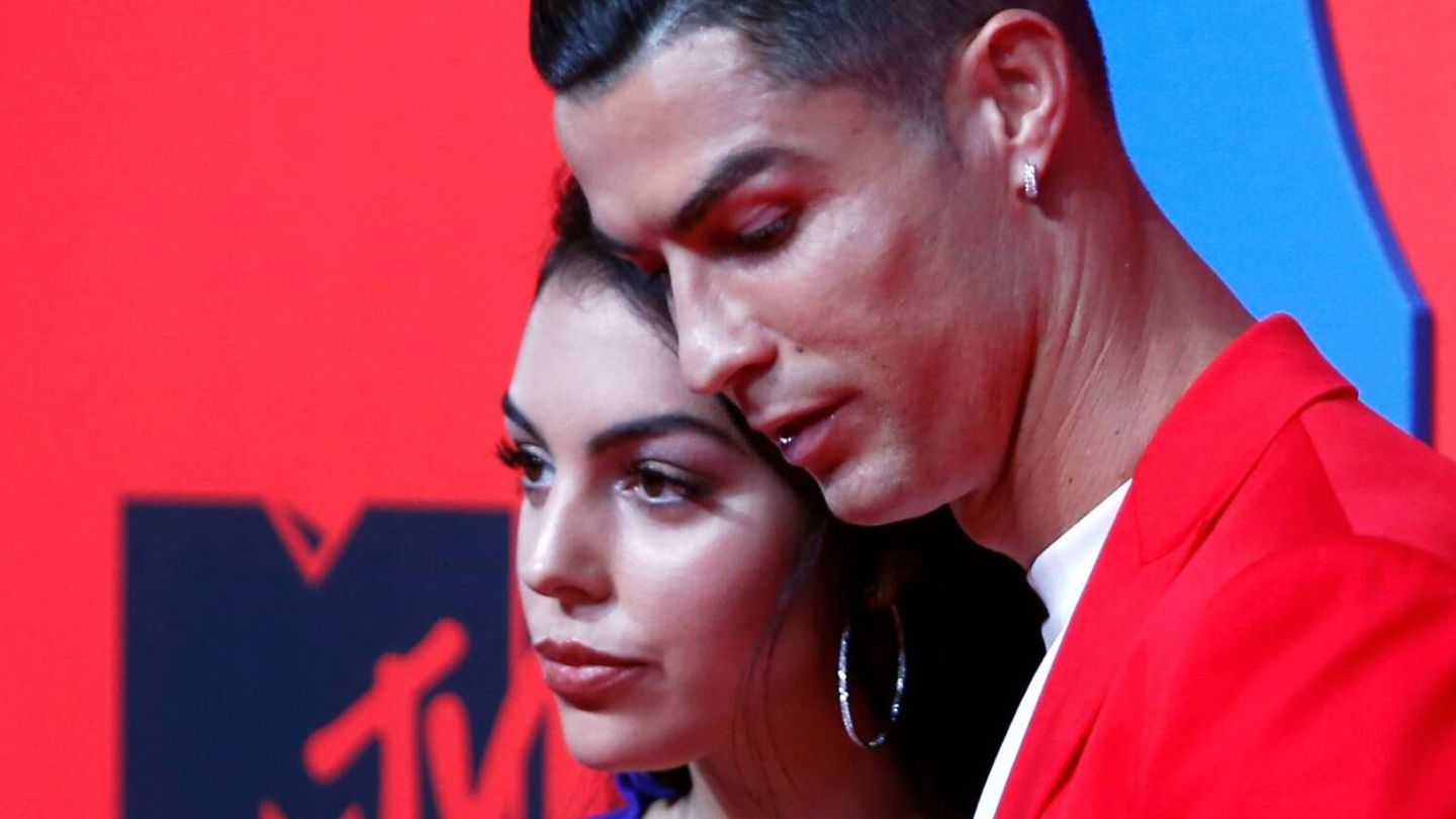 Georgina Rodríguez y Cristiano Ronaldo, en una imagen de archivo en Sevilla. (Jon Nazca/Reuters)