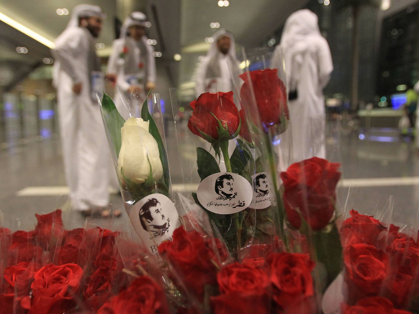 Imágenes del emir Tamim Bin Hamad Al-Thani en el aeropuerto internacional de Doha. (Reuters)