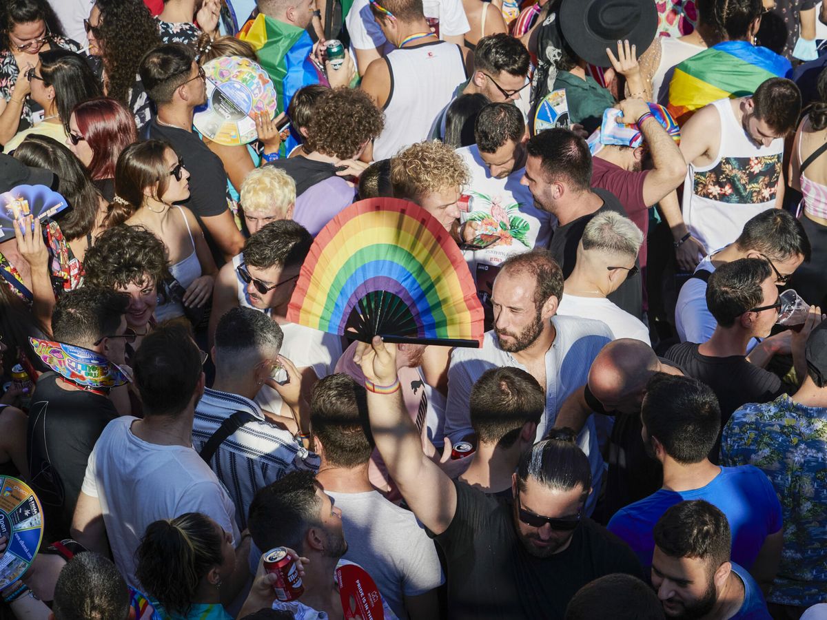 Foto: Una multitud abarrota la plaza de Pedro Zerolo para seguir el pregón del Orgullo en Madrid (EFE/Luca Piergiovanni)