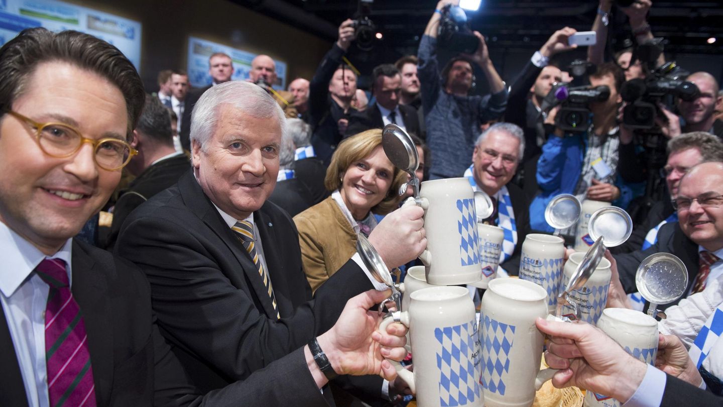 Miembros del partido conservador CSU bebiendo cerveza en una fiesta tradicional de Baviera (Reuters)