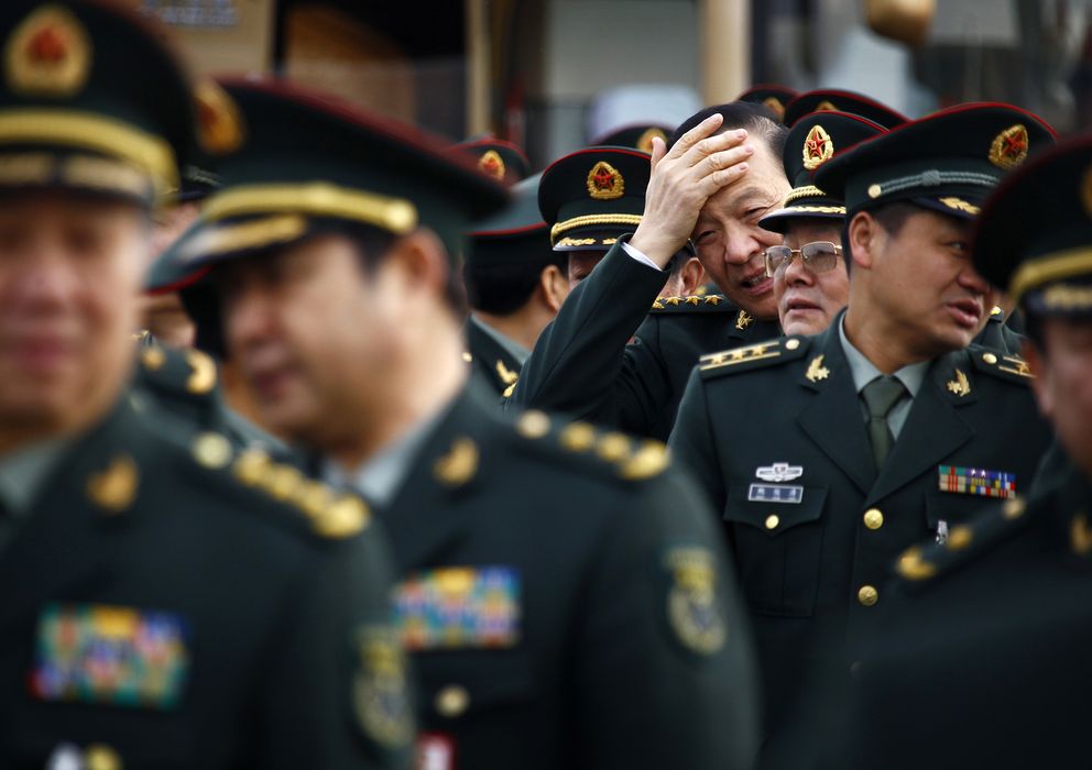 Foto: Oficiales del Ejército chino a su llegada al Gran Salón del Pueblo, sede de la Asamblea Popular Nacional, en Pekín (Reuters).  