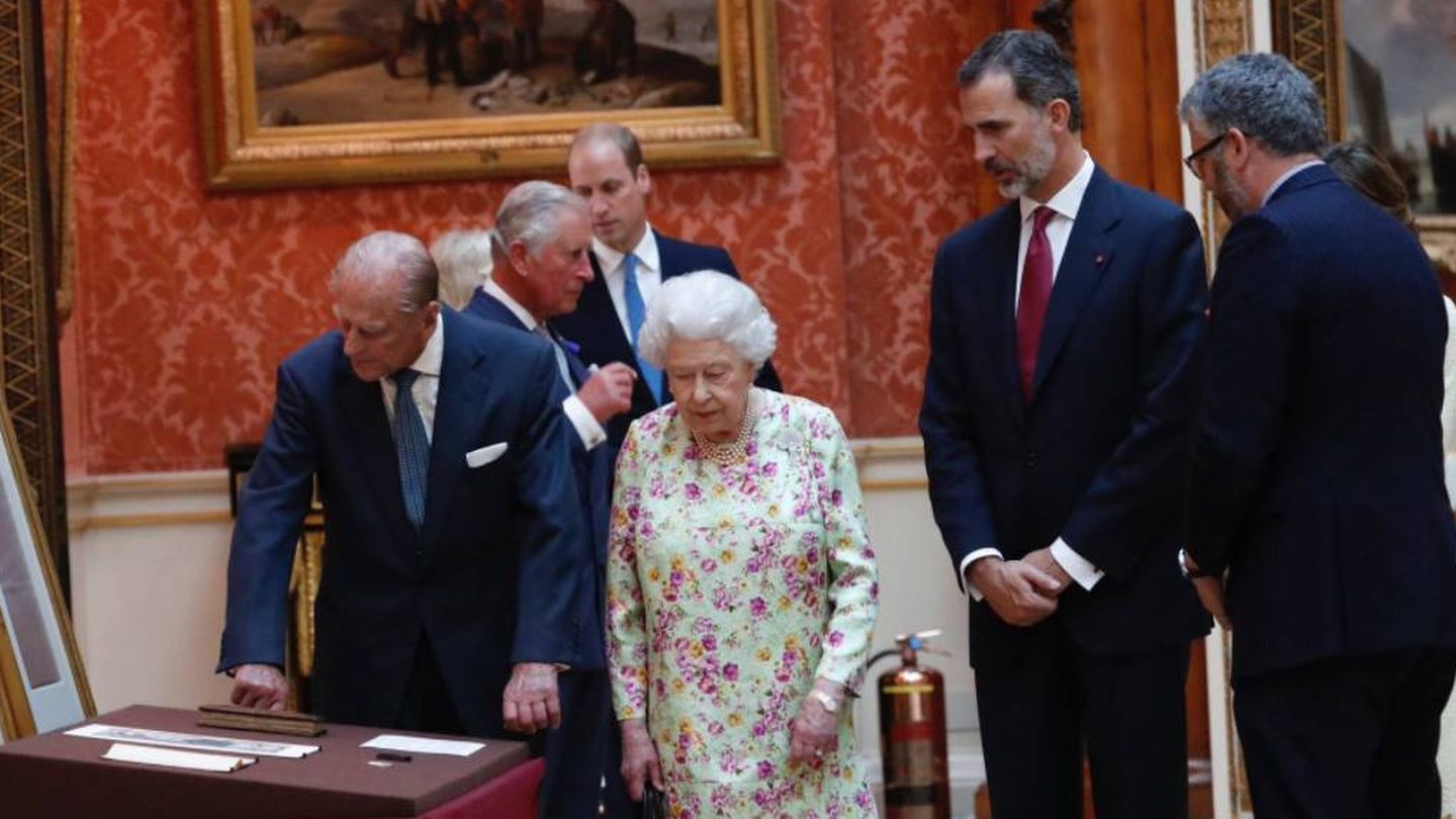 El duque de Cambridge, junto a los Reyes. (EFE)