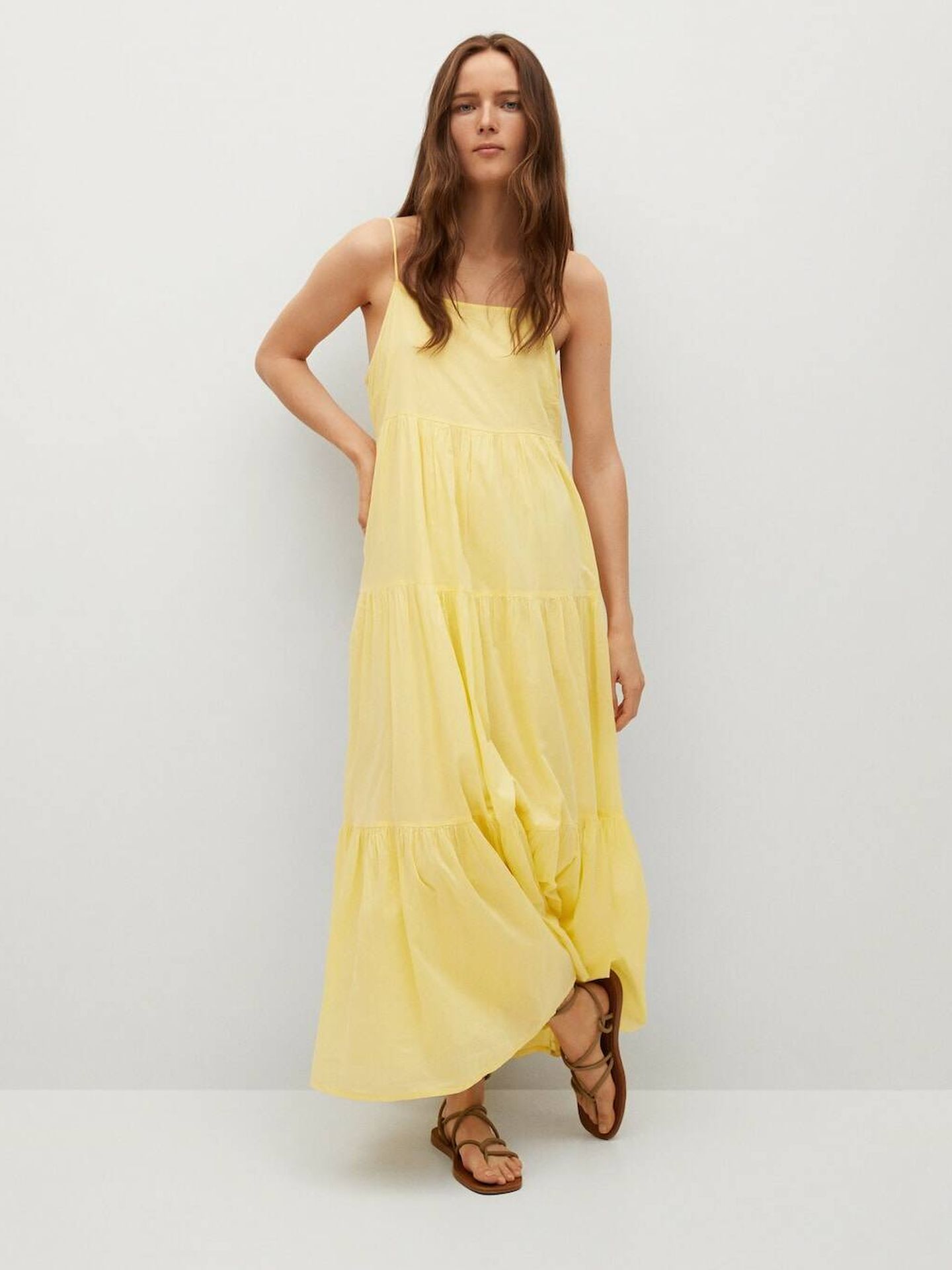 Vestido largo amarillo de Mango ideal para el verano. (Cortesía)