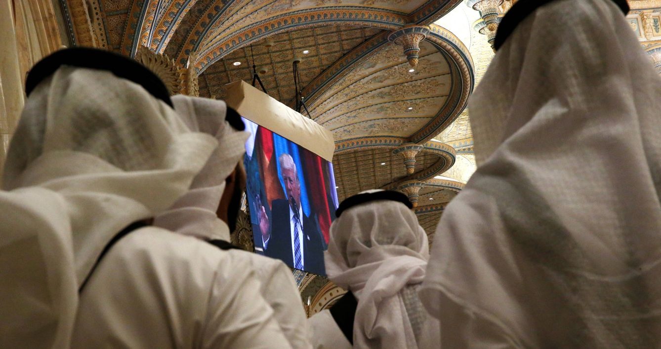 Varios saudíes siguen una intervención de Trump en Riad. (Reuters)