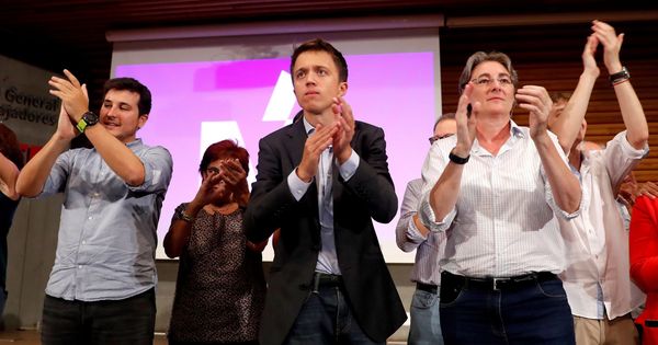 Foto: Íñigo Errejón (c) aplaude junto a otros miembros de su partido, al finalizar la asamblea convocada por la agrupación madrileña, en la que ha ratificado su candidatura. (EFE)