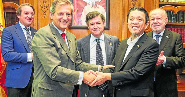 Foto: Jesús Medina, presidente de W&H, con Lucio Co, en Madrid tras firmar el pacto. (W&H)