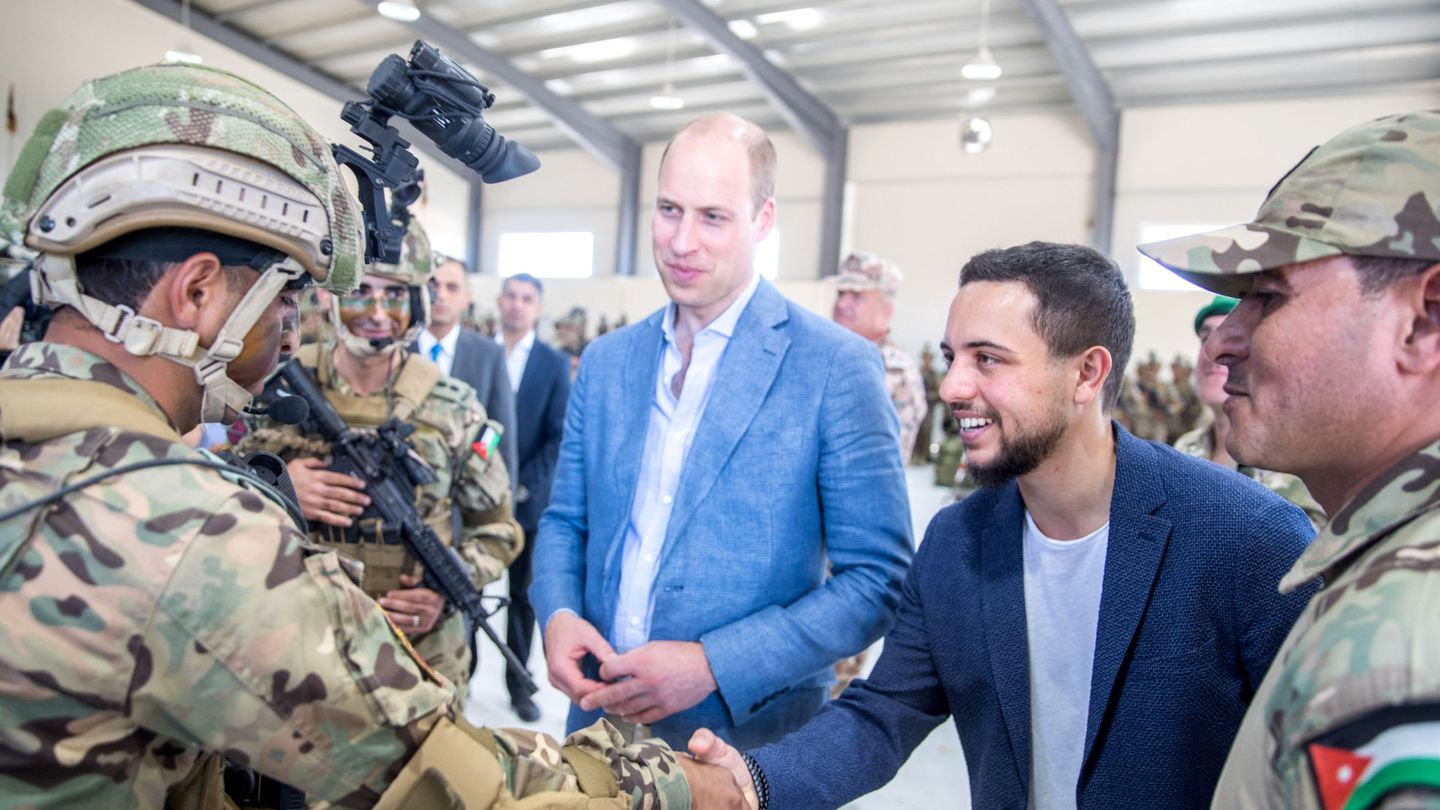 El príncipe Guillermo, junto al príncipe Hussein visitando a las tropas jordanas en 2018. (Reuters)