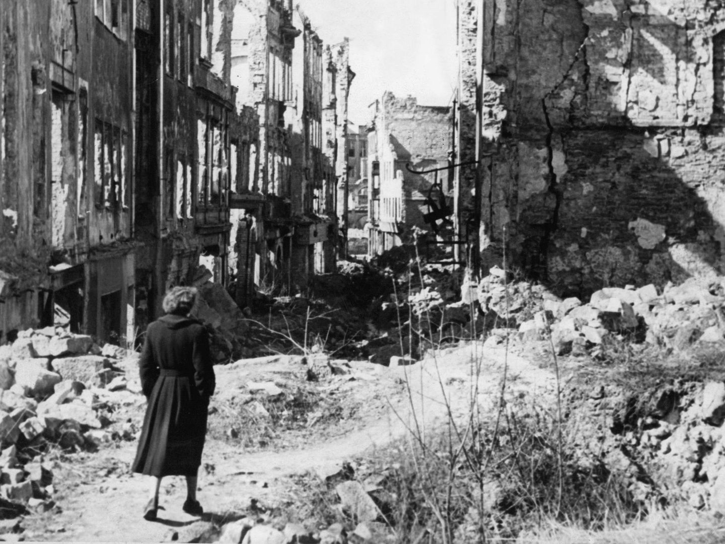 Una mujer camina entre las ruinas en Dresde. (Efe)