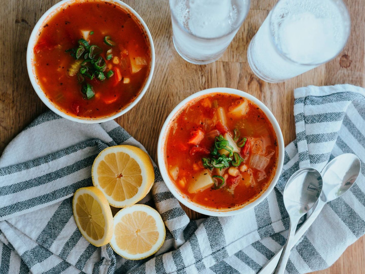 Los restaurantes italianos ofertan un producto llamado minestrone habitualmente, que es una sopa baja en calorías (Unsplash)