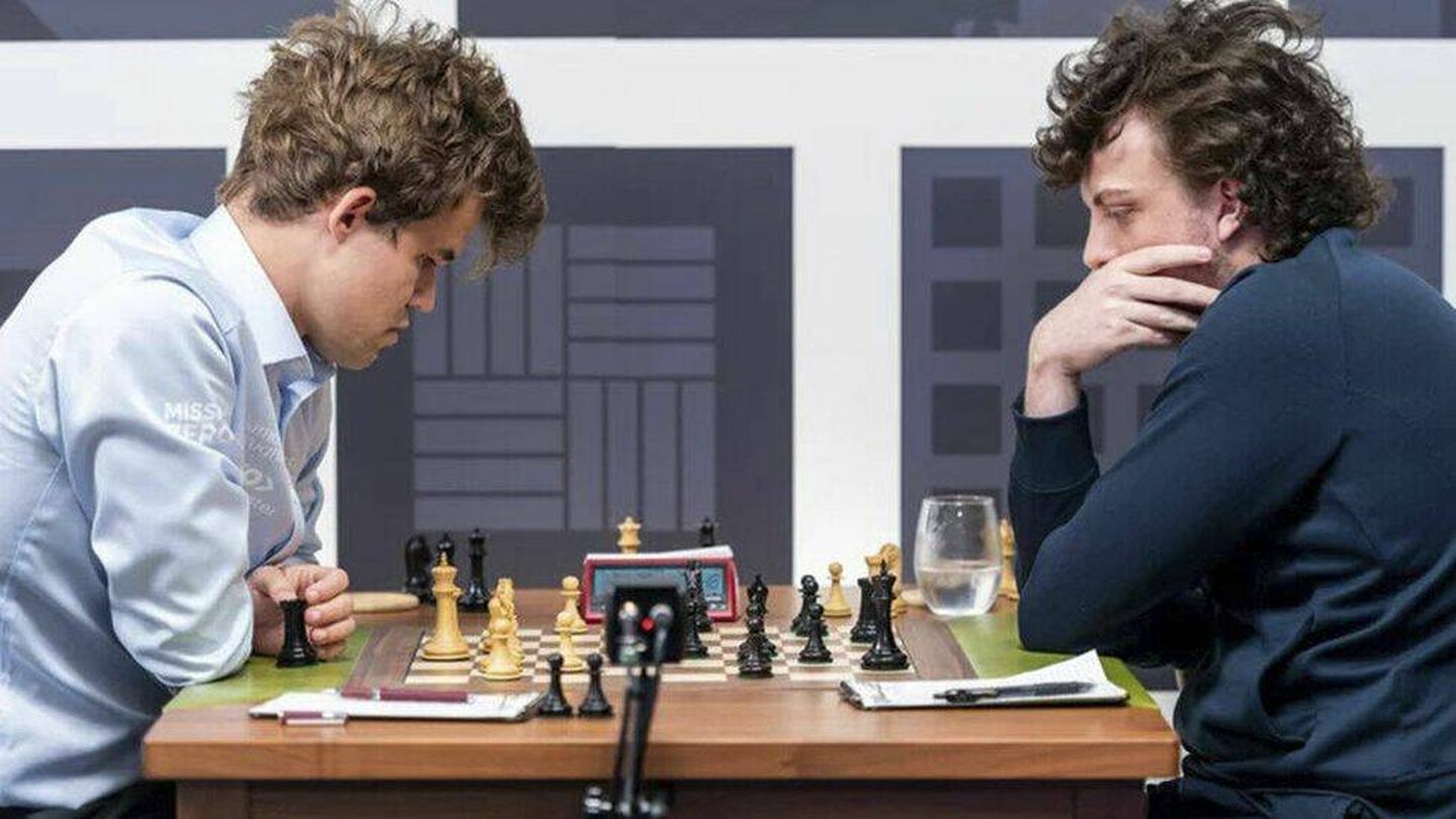 Magnus Carlsen (izquierda) y Hans Niemann, durante una partida. (Reuters)
