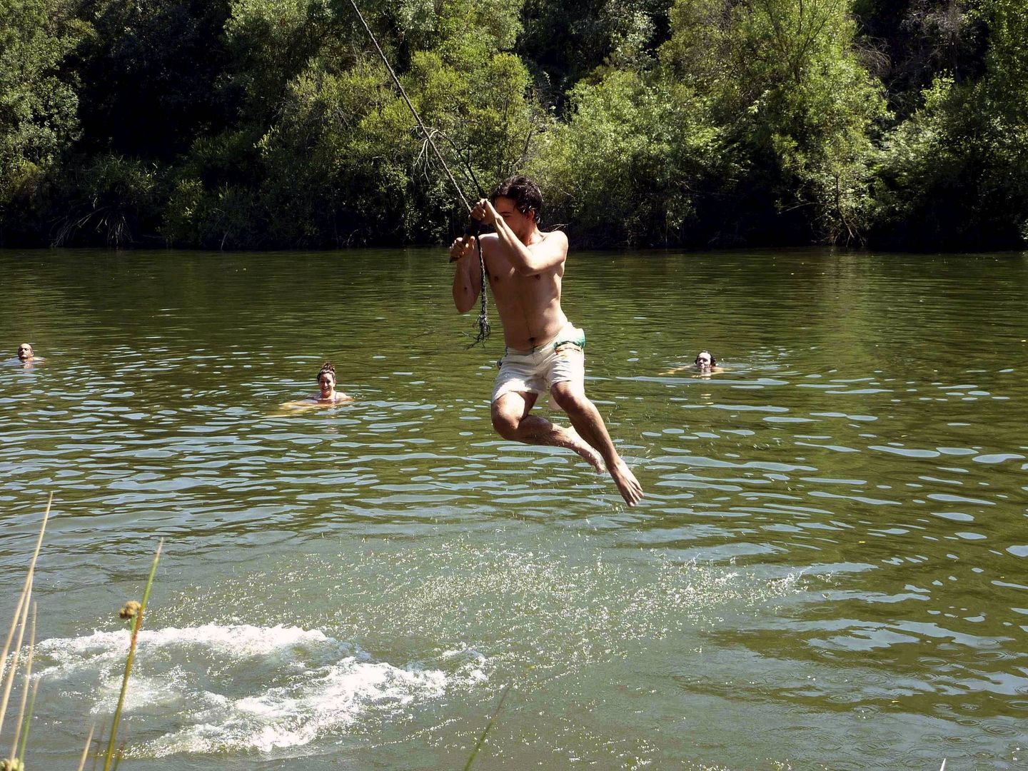 El peligro de bañarse en un río en verano 