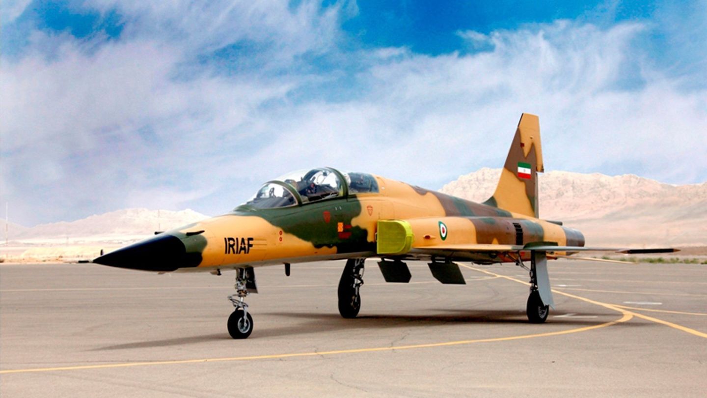 Vista del Kowsar, el primer avión de combate fabricado y diseñado en Irán. (Foto: EFE)