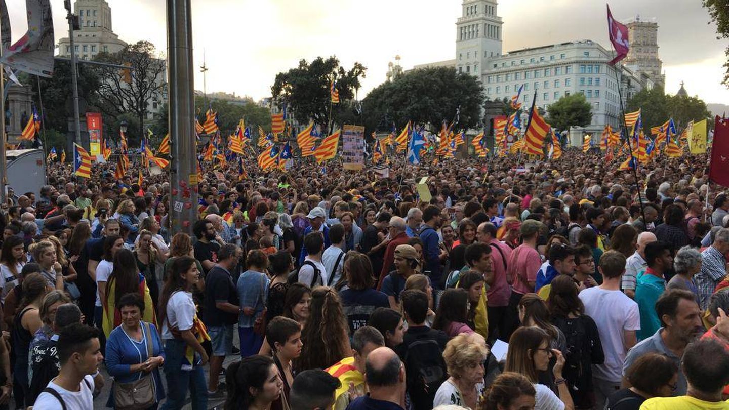 Miles de personas se han reunido en la Plaza Catalunya para iniciar a las 18:30 la segunda manifestación del día en Barcelona. (David Brunat)