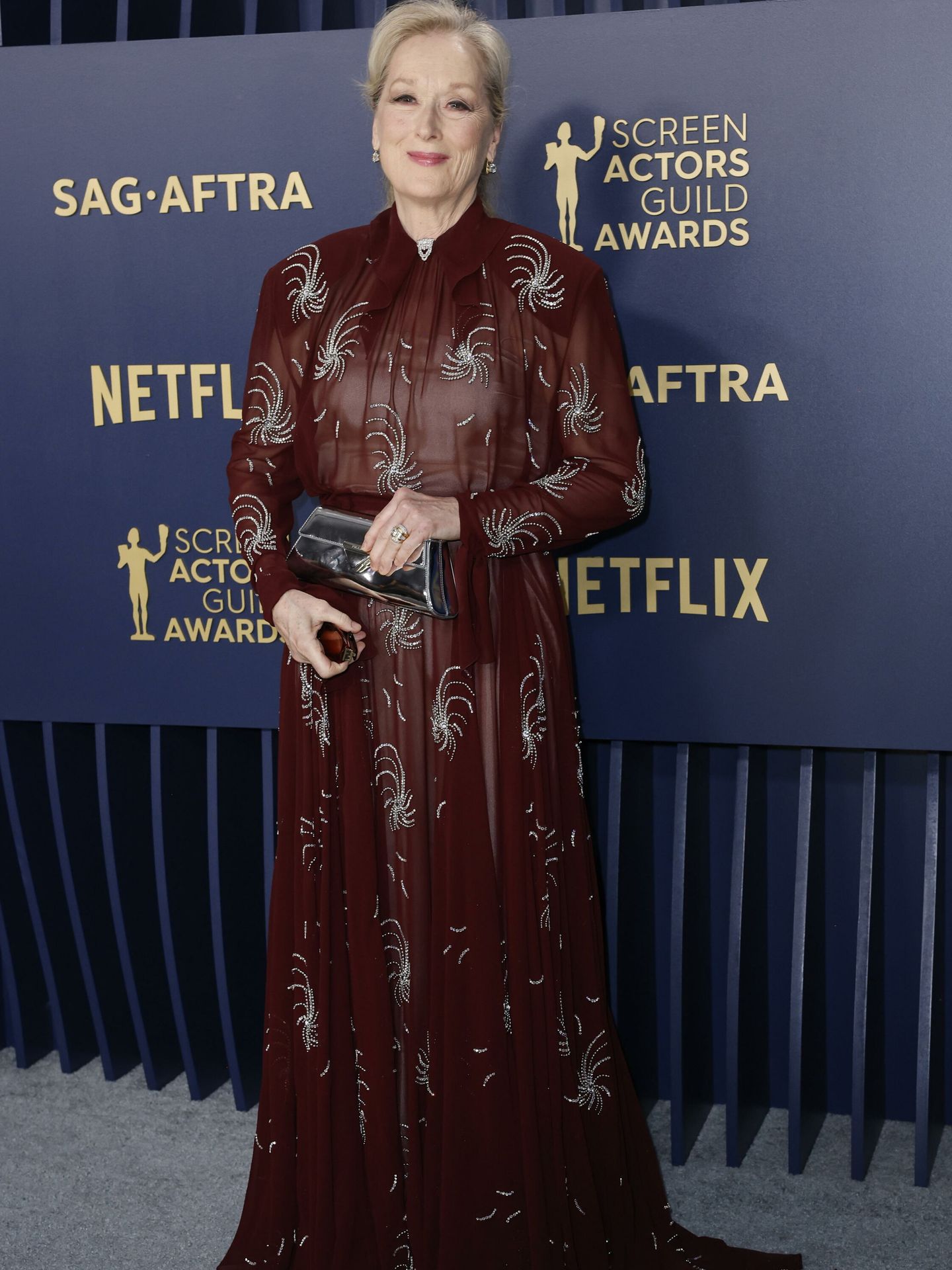 Meryl Streep, con diseño transparente y corte lencero de Prada. (EFE)