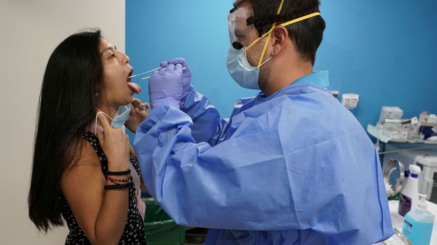 Un sanitario realiza una PCR a una joven en Madrid. (Reuters)